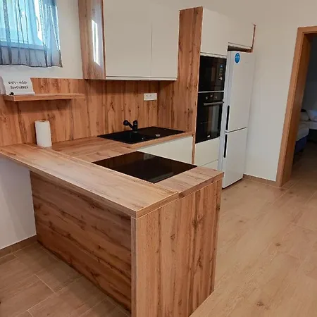 Szecu Apartmanhaz 公寓 *